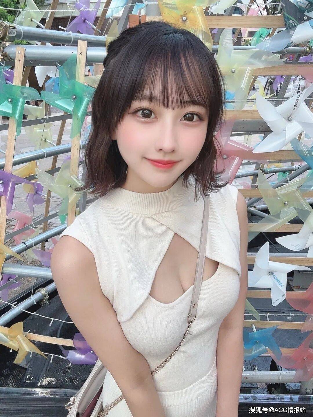 露脐装+过膝白丝！美女偶像穿着清凉逛冲绳被围观！本人：太社死